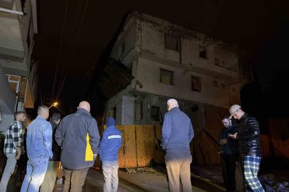 depremin-ardindan-hasarli-metruk-bina-korkuttu-sokak-trafige-kapatildi