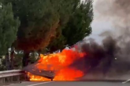 edirnede-seyir-halindeki-otomobil-alev-alev-yandi