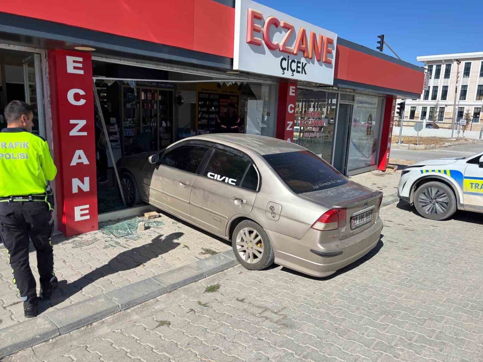 el-freni-cekilmeyen-arac-eczaneye-girdi