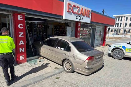 el-freni-cekilmeyen-arac-eczaneye-girdi