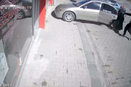 el-freni-cekilmeyen-arac-eczaneye-girdi