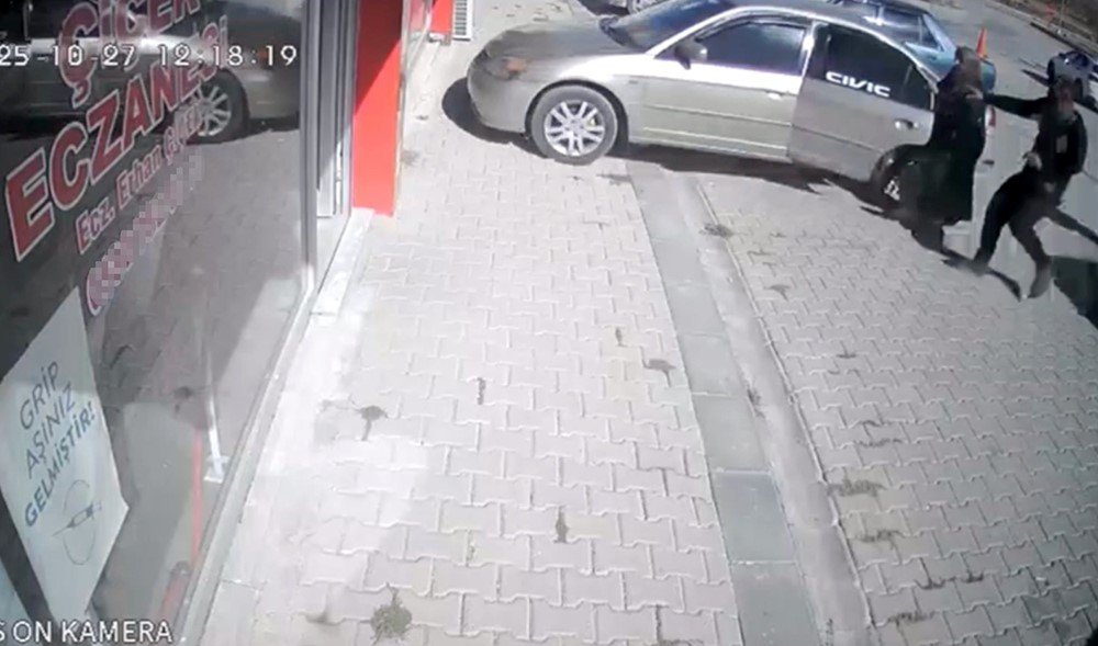 el-freni-cekilmeyen-arac-eczaneye-girdi