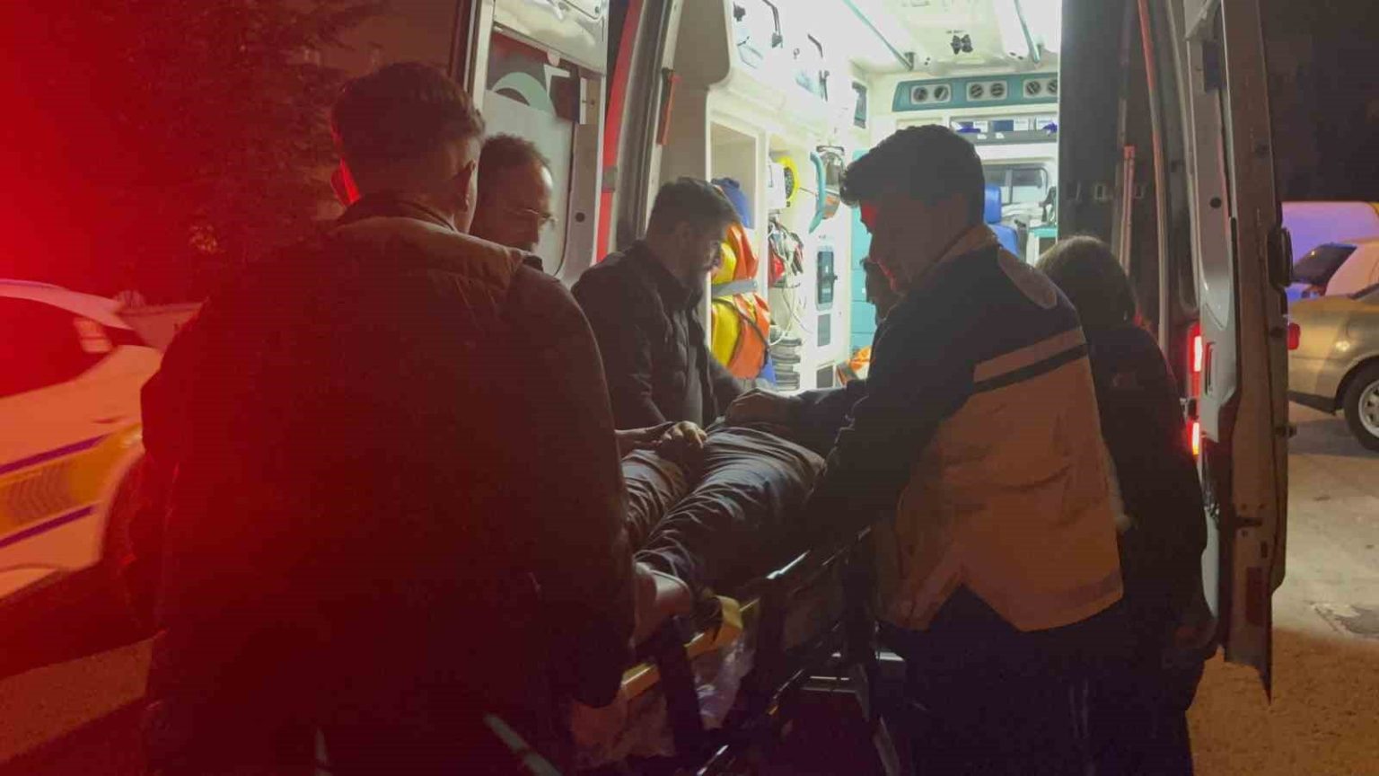 elektrikli-bisikletle-kamyonetin-altina-girdi-1-yarali