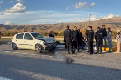 erzincan-sivas-kara-yolunda-kaza-2-yarali