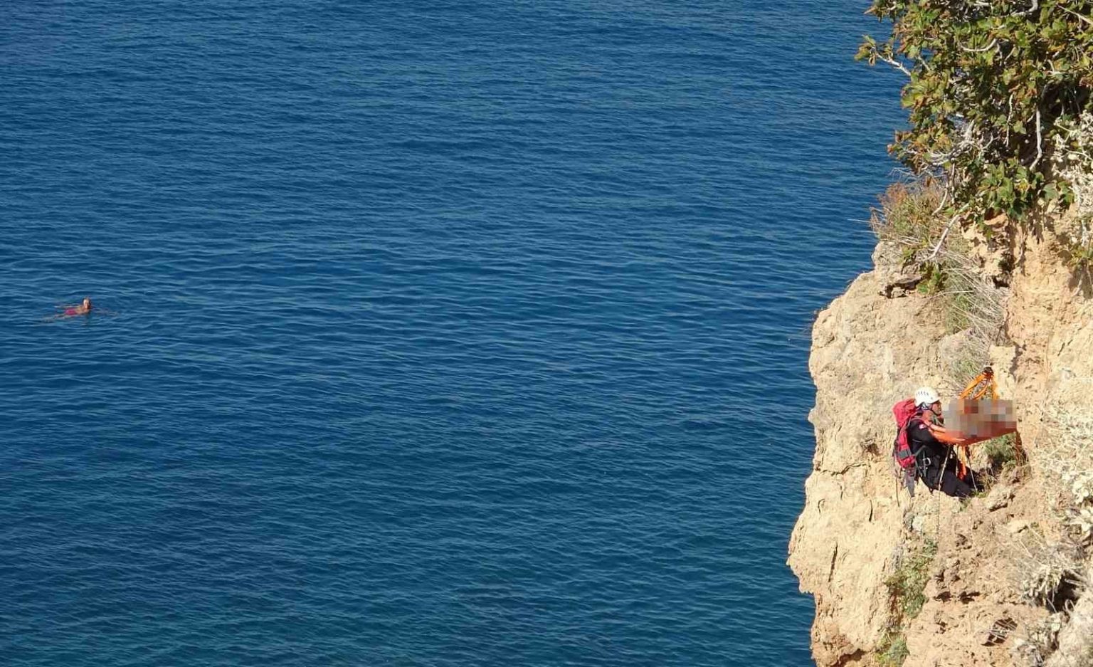 falezlerde-olu-bulunan-adamin-cenazesinin-2-saat-suren-alinma-operasyonunu-yuzerek-izlediler
