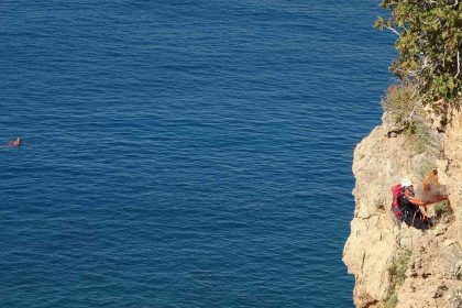 falezlerde-olu-bulunan-adamin-cenazesinin-2-saat-suren-alinma-operasyonunu-yuzerek-izlediler