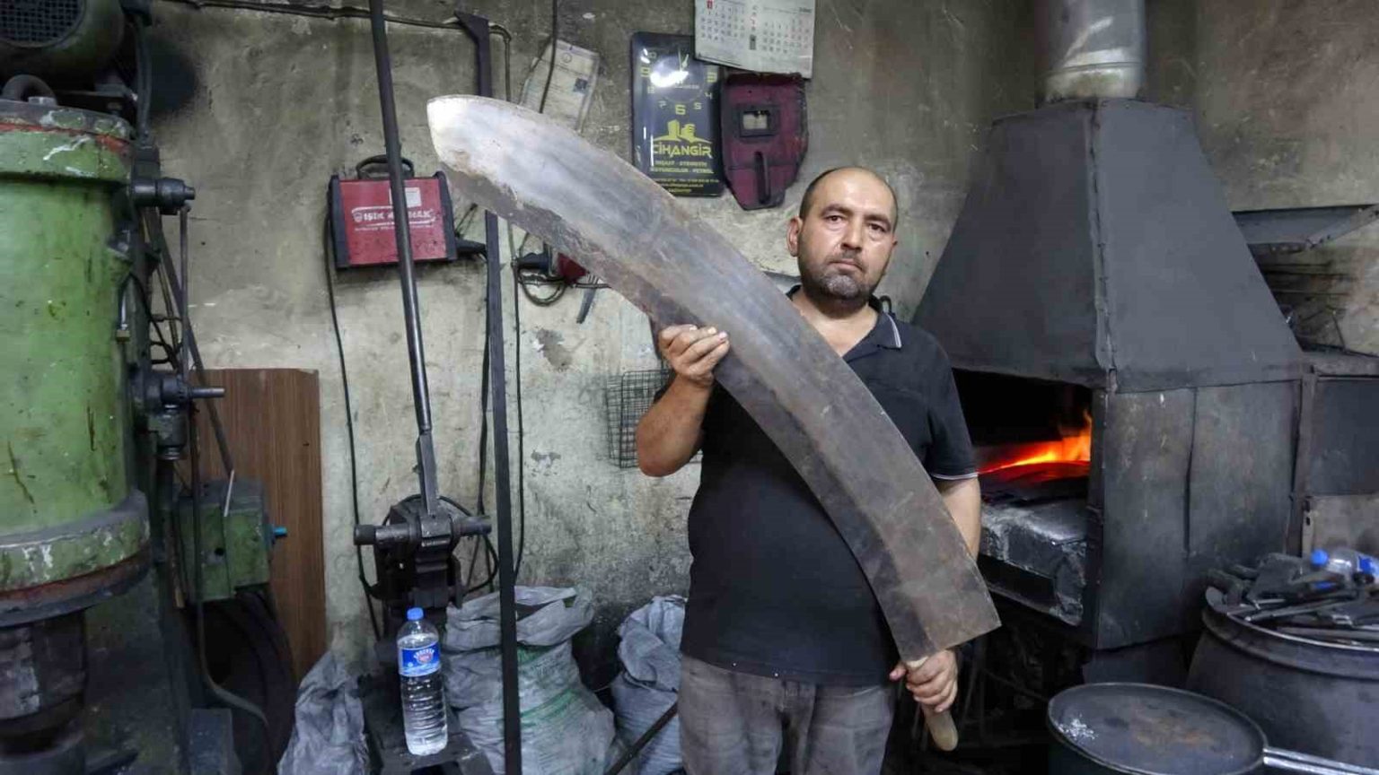 gaziantepte-el-emegiyle-yapilan-insan-boyundaki-et-satiri-alicisini-bekliyor