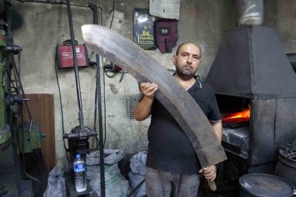 gaziantepte-el-emegiyle-yapilan-insan-boyundaki-et-satiri-alicisini-bekliyor