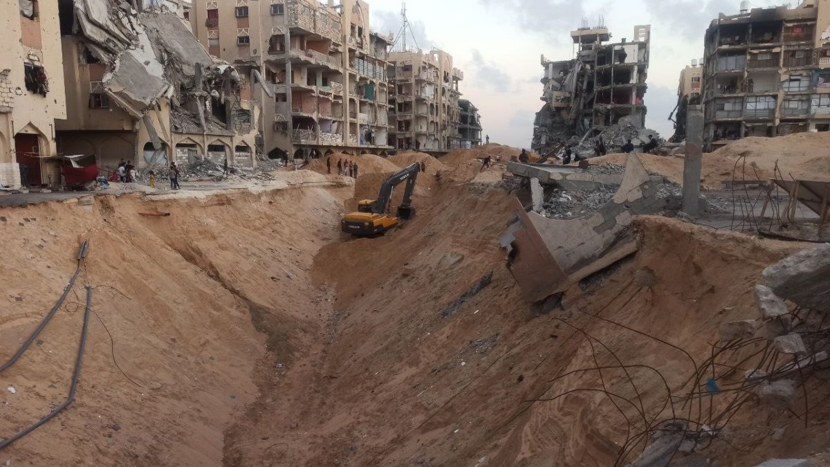 gazzede-yikintilar-altinda-kaybolan-esirler-misira-ait-arac-ve-ekipmanlar-ile-araniyor