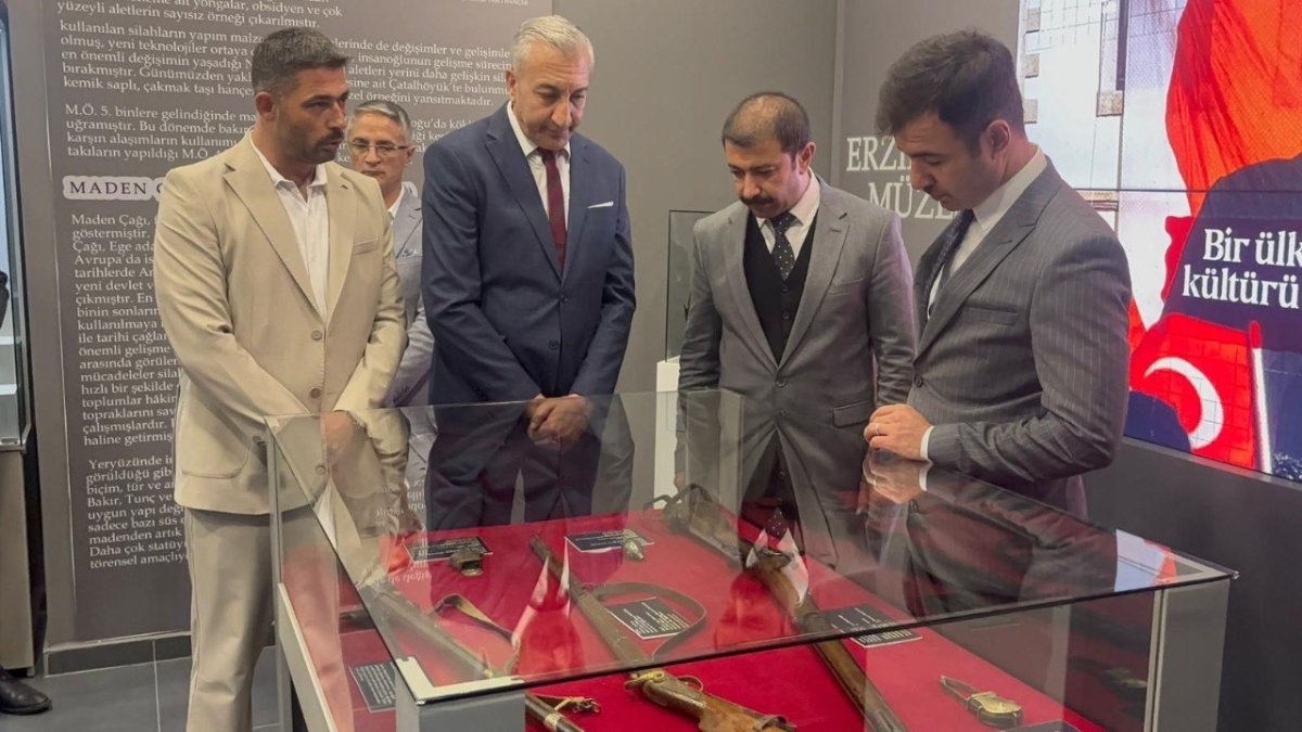 gecmisin-izleri-gun-yuzune-cikti-erzincanda-20-yuzyil-savas-aletleri-sergisi