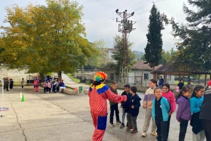 gencler-koy-okullarina-sevgi-enerji-ve-uretkenlik-tasidi