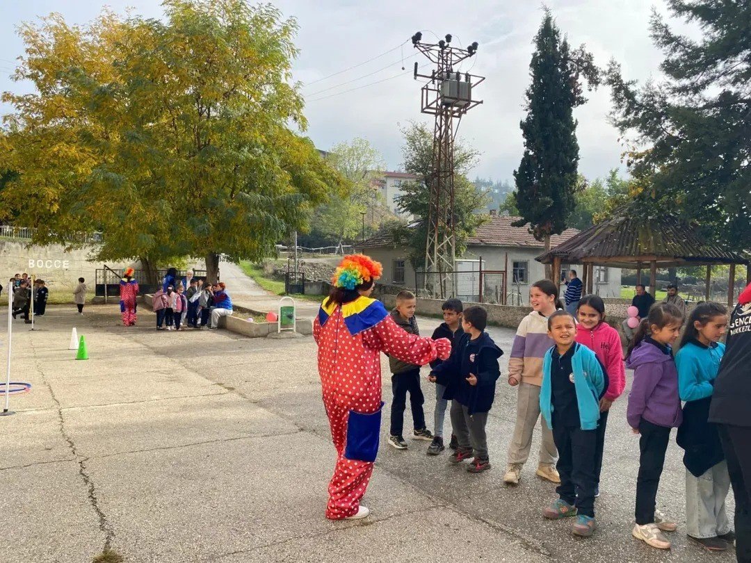 gencler-koy-okullarina-sevgi-enerji-ve-uretkenlik-tasidi