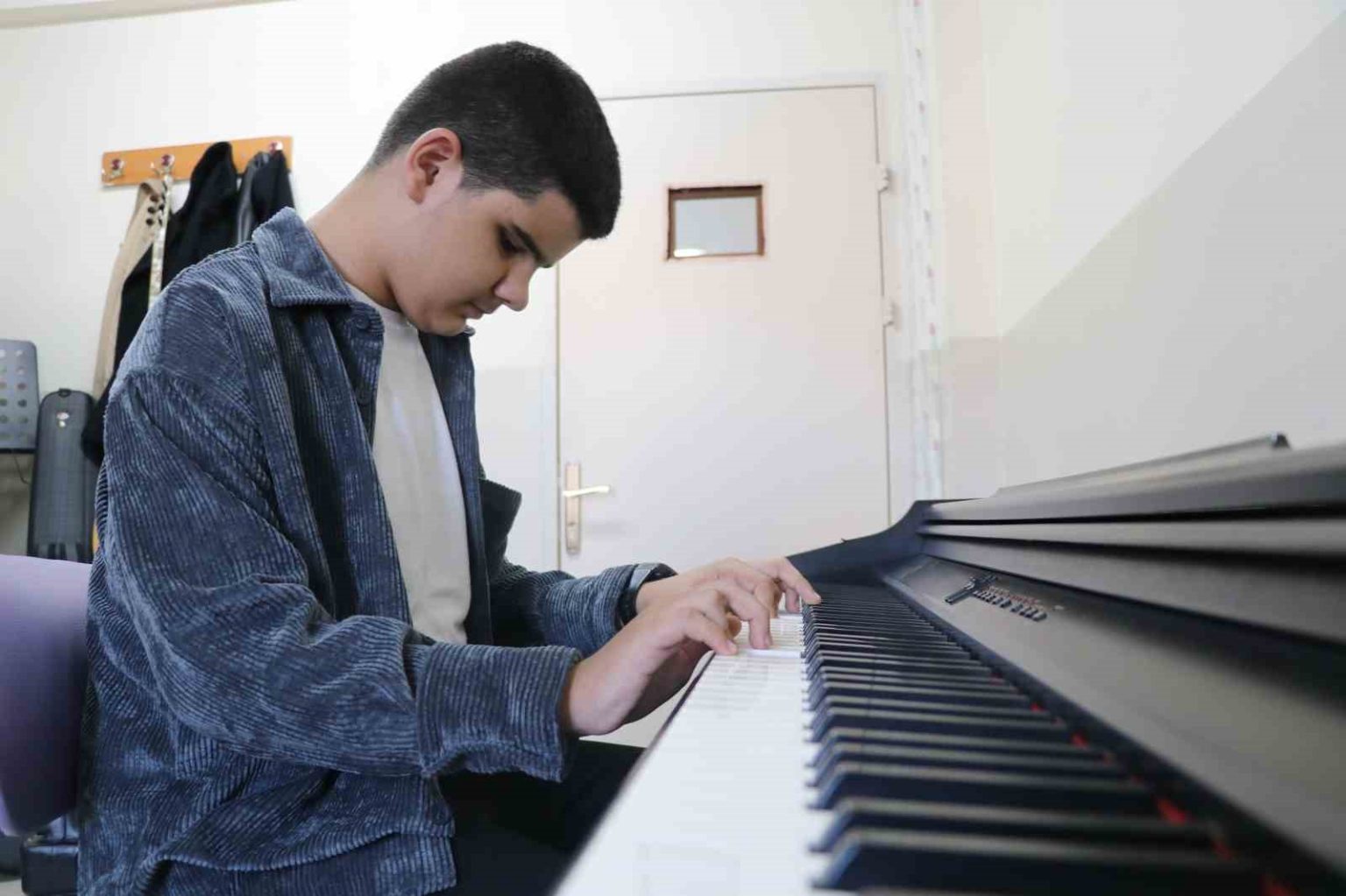 gozleri-gormuyor-ama-kalbiyle-goruyor-sesliyle-buyuluyor