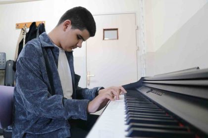 gozleri-gormuyor-ama-kalbiyle-goruyor-sesliyle-buyuluyor