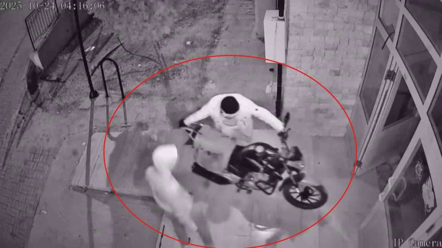 guvenlik-kamerasina-yakalanan-hirsizlar-caldiklari-motosiklete-kendi-mallari-gibi-binip-gittiler