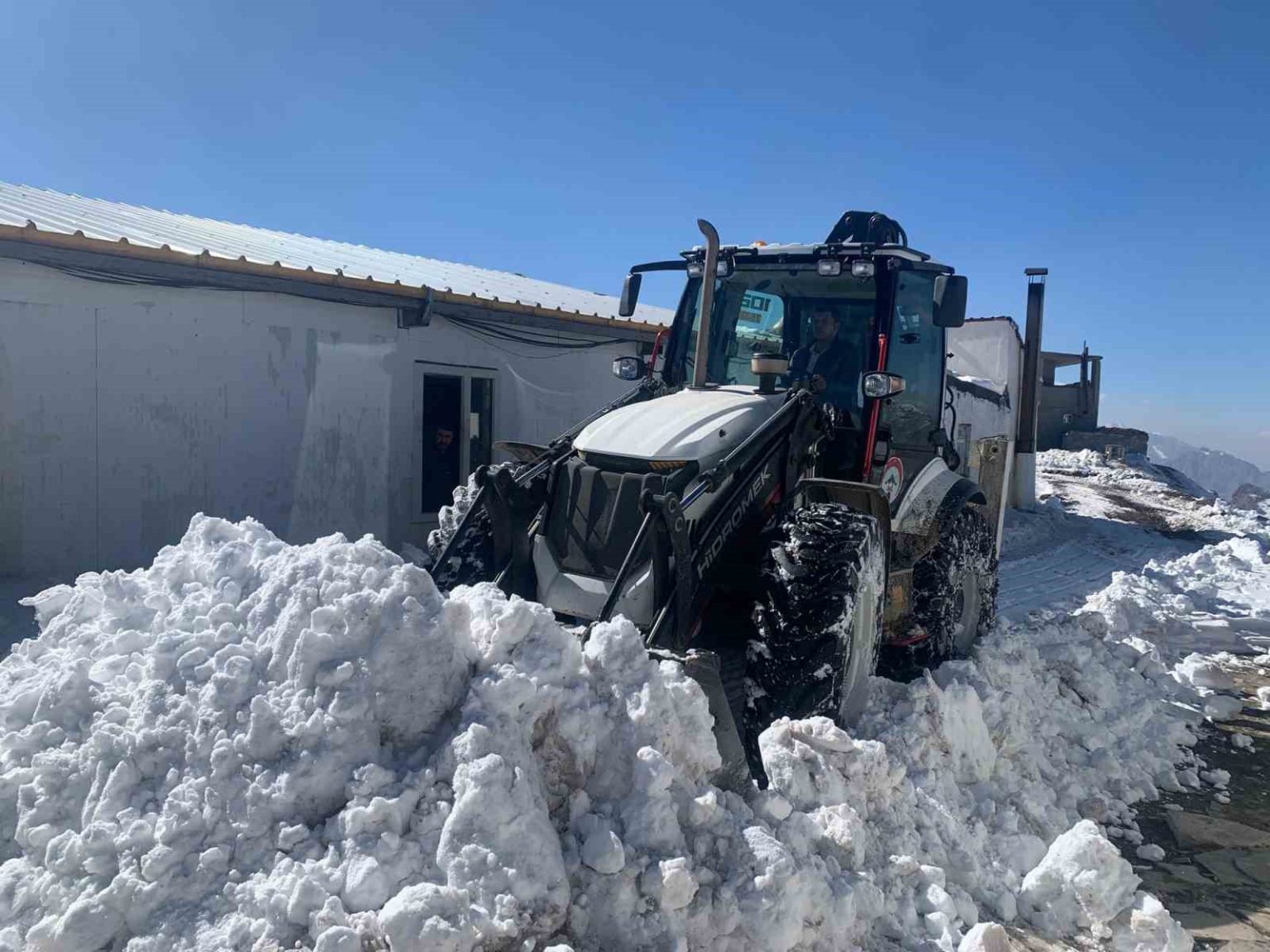 hakkarideki-us-bolgesinde-karla-mucadele-calismasi
