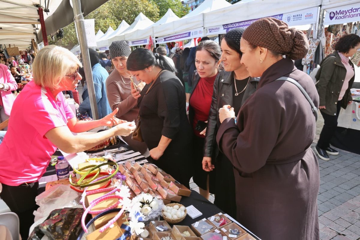 heykelde-meydan-kadinlarin