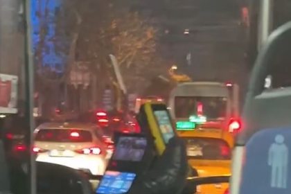 iett-otobusunde-sok-eden-olay-kameraya-yansidi-sofor-ayagini-akbil-basma-alanina-uzatarak-arac-kullandi