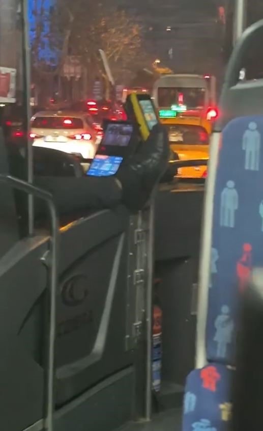 iett-otobusunde-sok-eden-olay-kameraya-yansidi-sofor-ayagini-akbil-basma-alanina-uzatarak-arac-kullandi