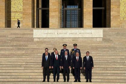 ingiltere-basbakani-starmer-anitkabiri-ziyaret-etti