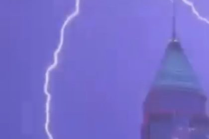 istanbul-finans-merkezinin-tepesine-yildirim-dustu