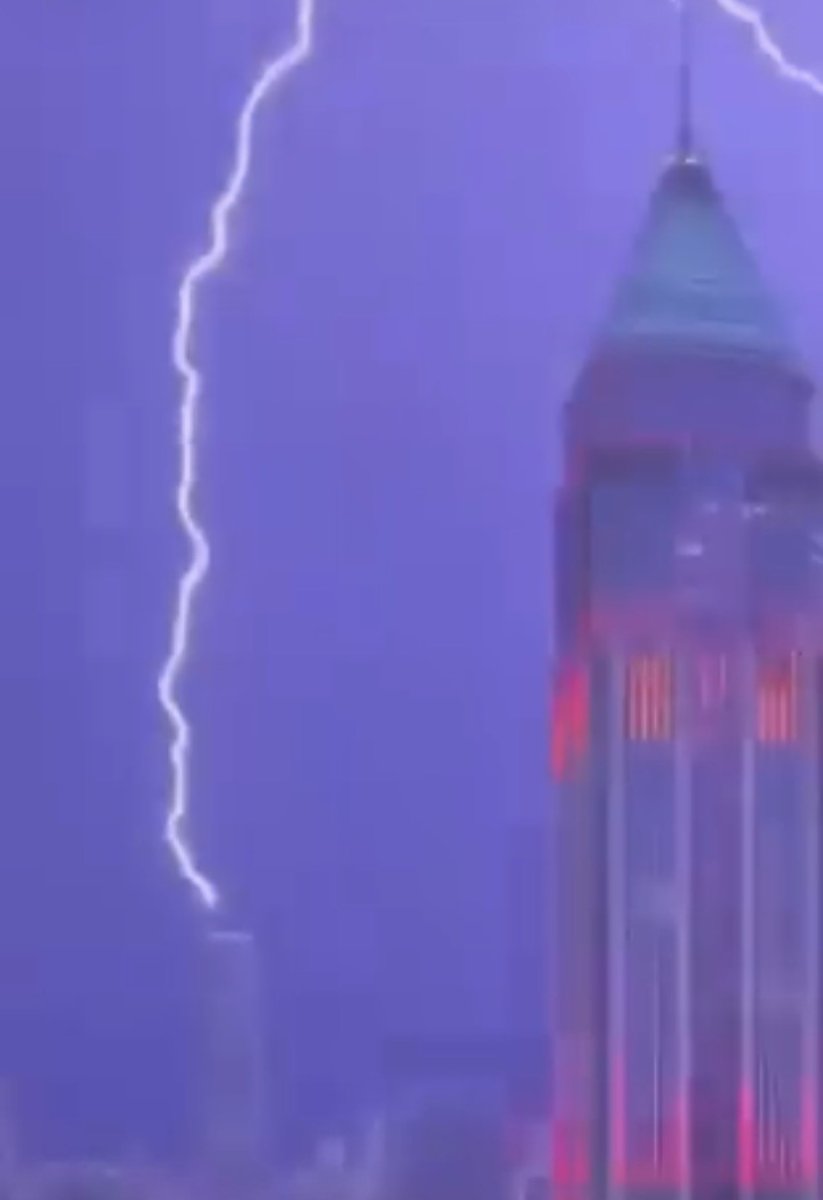 istanbul-finans-merkezinin-tepesine-yildirim-dustu