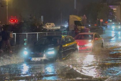 istanbulda-aniden-bastiran-saganak-yagmur-hayati-felc-etti