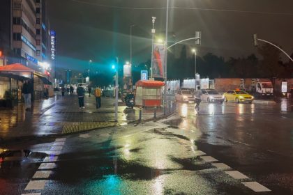 istanbulda-depremi-hisseden-vatandaslar-sokaga-dokuldu