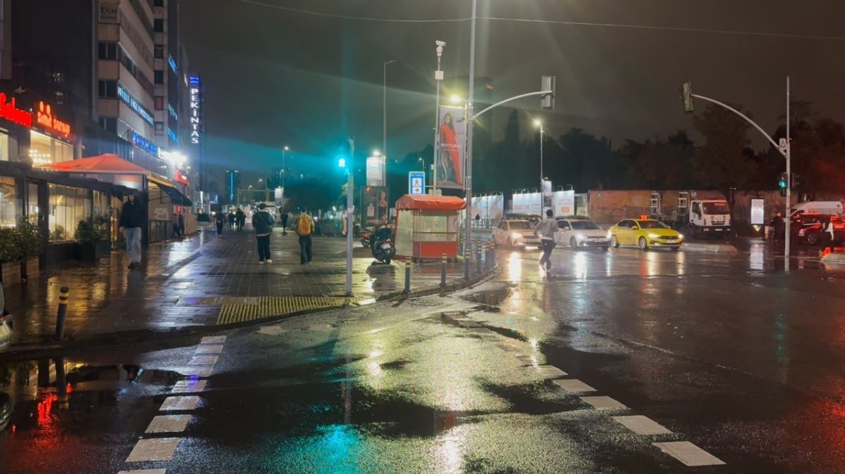 istanbulda-depremi-hisseden-vatandaslar-sokaga-dokuldu