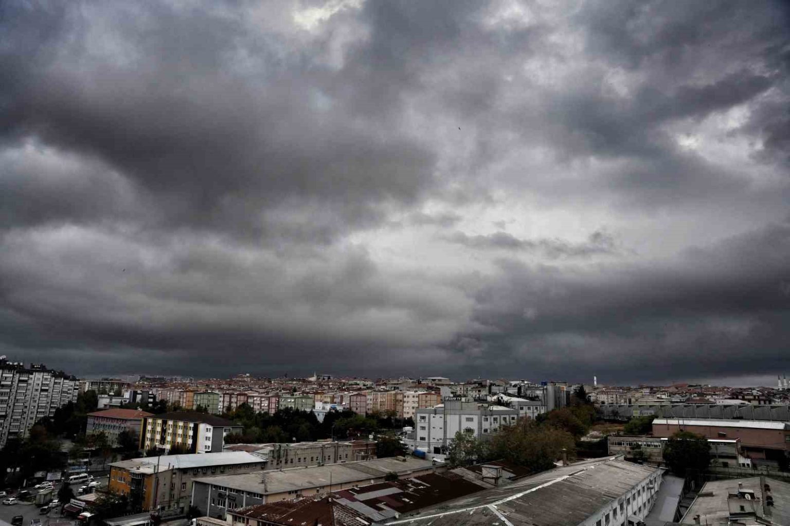 istanbulun-uzerine-kara-bulutlar-coktu