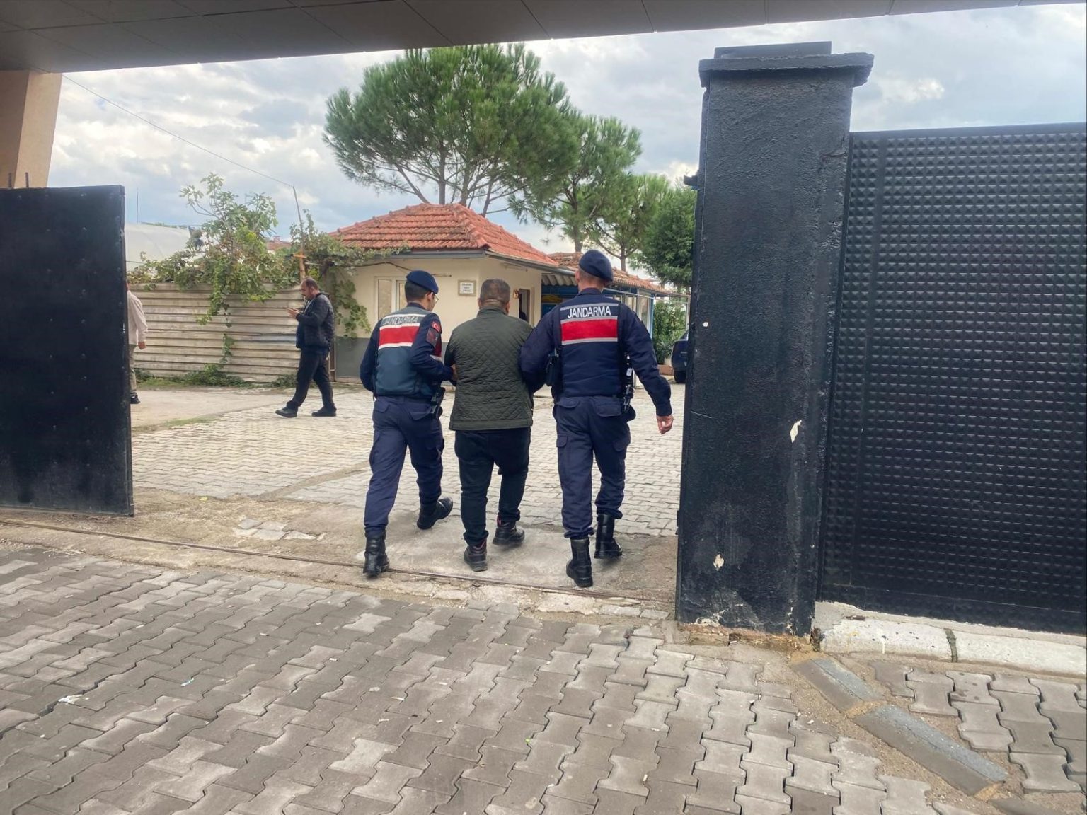 jandarma-aranan-sahislara-gecit-vermiyor