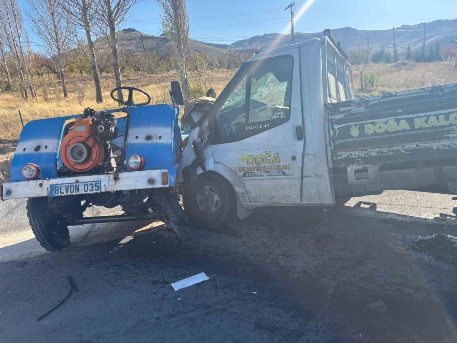 kamyonetle-carpisan-patpatin-surucusu-yasamini-yitirdi