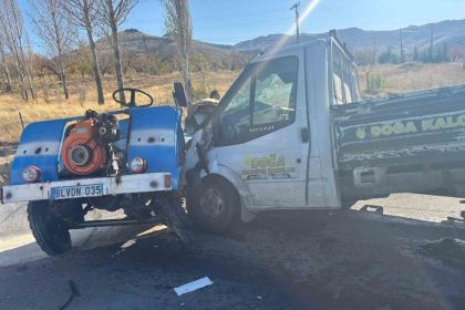 kamyonetle-carpisan-patpatin-surucusu-yasamini-yitirdi