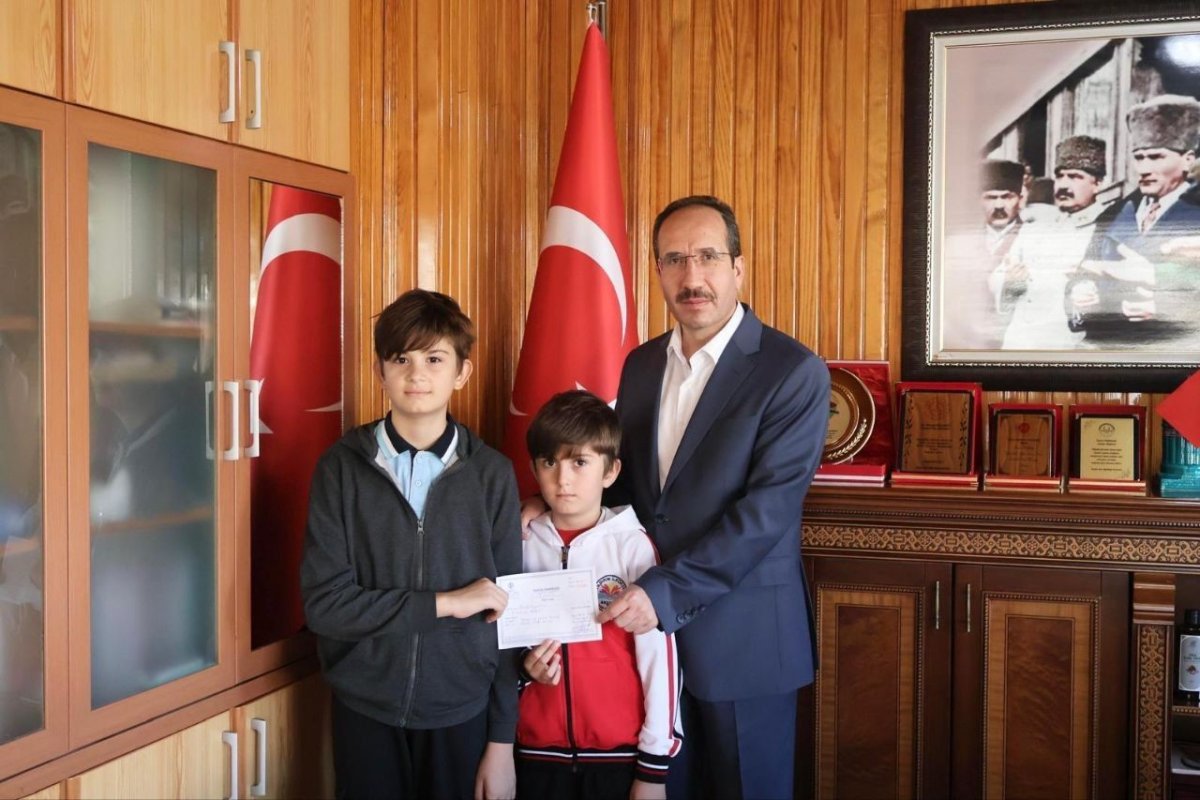 kardeslerden-anlamli-ve-duygu-yuklu-bagis