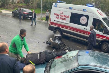 kazada-motosiklet-otomobilin-uzerine-dustu-1i-agir-2-yarali