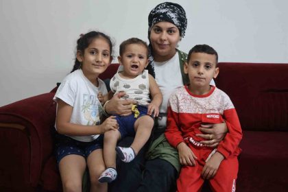 kisi-ailesiyle-birlikte-yeni-yuvasinda-gecirecek-olmanin-mutlulugunu-yasayan-depremzede-kadin-evim-hayallerimizden-bile-daha-guzel