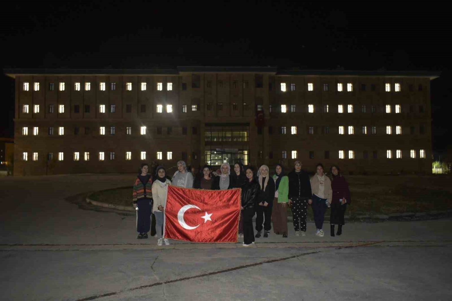 kiz-ogrencilerinden-isikli-102-yil-koreografisi