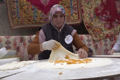 kizilinlerde-yapilan-bal-kabakli-gozleme-ilginc-lezzeti-ile-dikkat-cekiyor