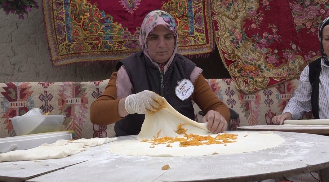 kizilinlerde-yapilan-bal-kabakli-gozleme-ilginc-lezzeti-ile-dikkat-cekiyor