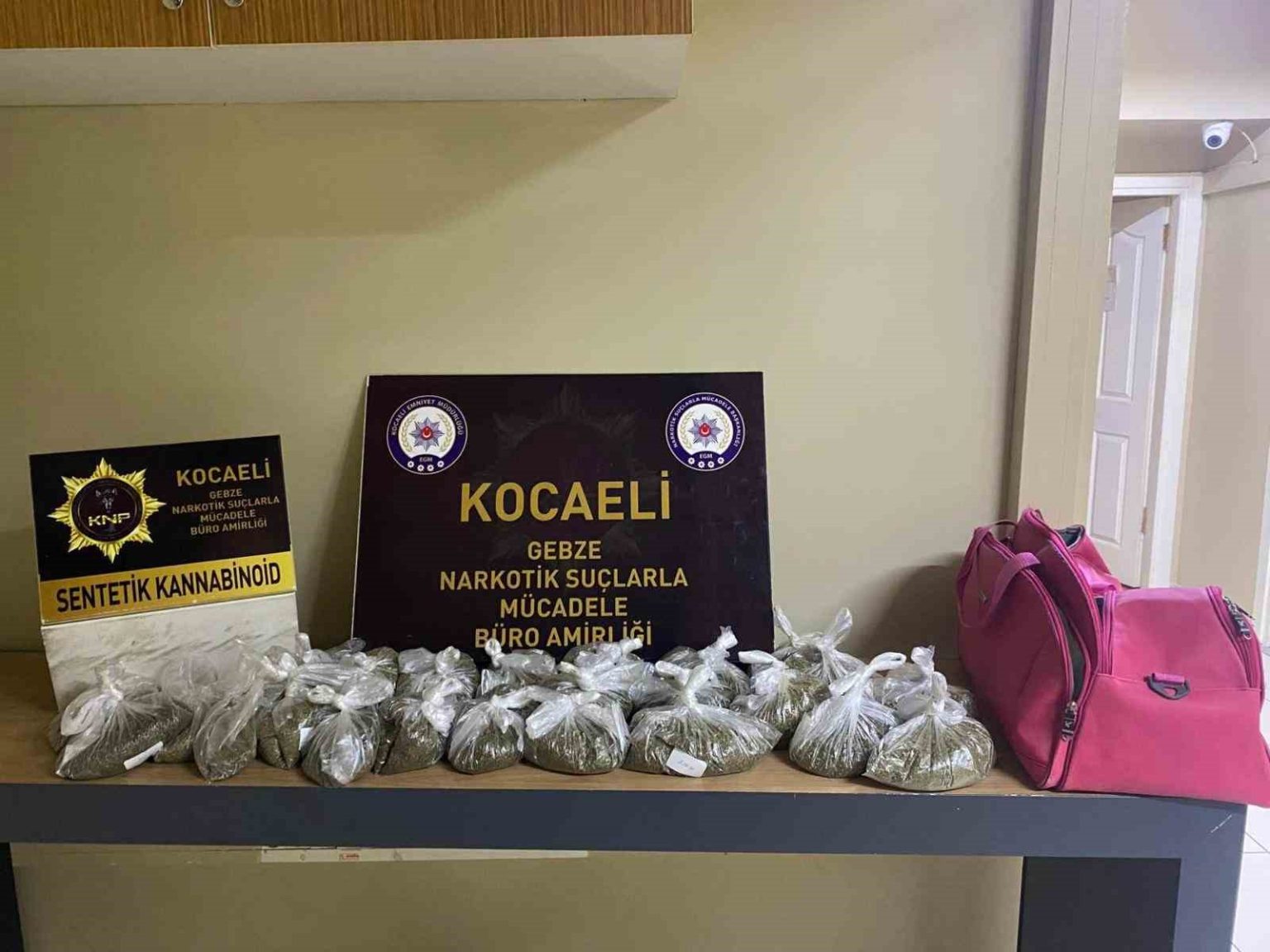 kocaelideki-operasyonlarda-51-kilo-uyusturucu-ele-gecirildi