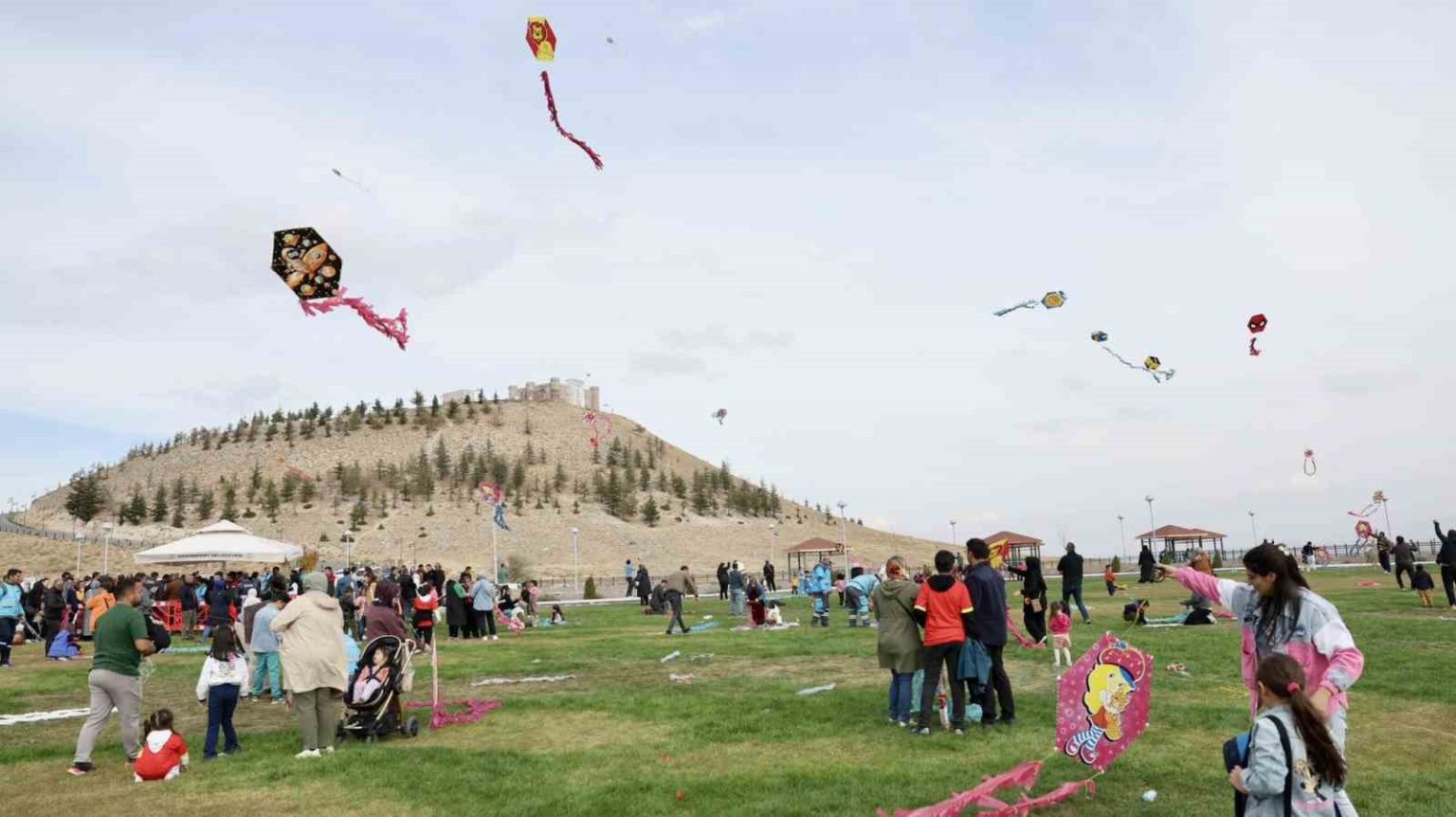 kocasinanda-ucurtmalar-gokyuzunu-renklendirdi