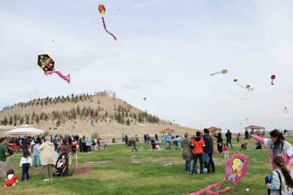 kocasinanda-ucurtmalar-gokyuzunu-renklendirdi