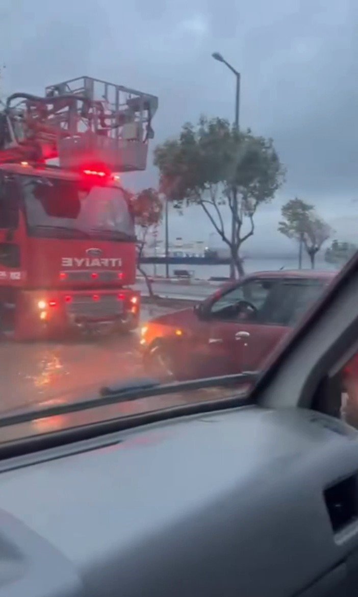 lapsekide-cadde-ve-sokaklar-gole-dondu