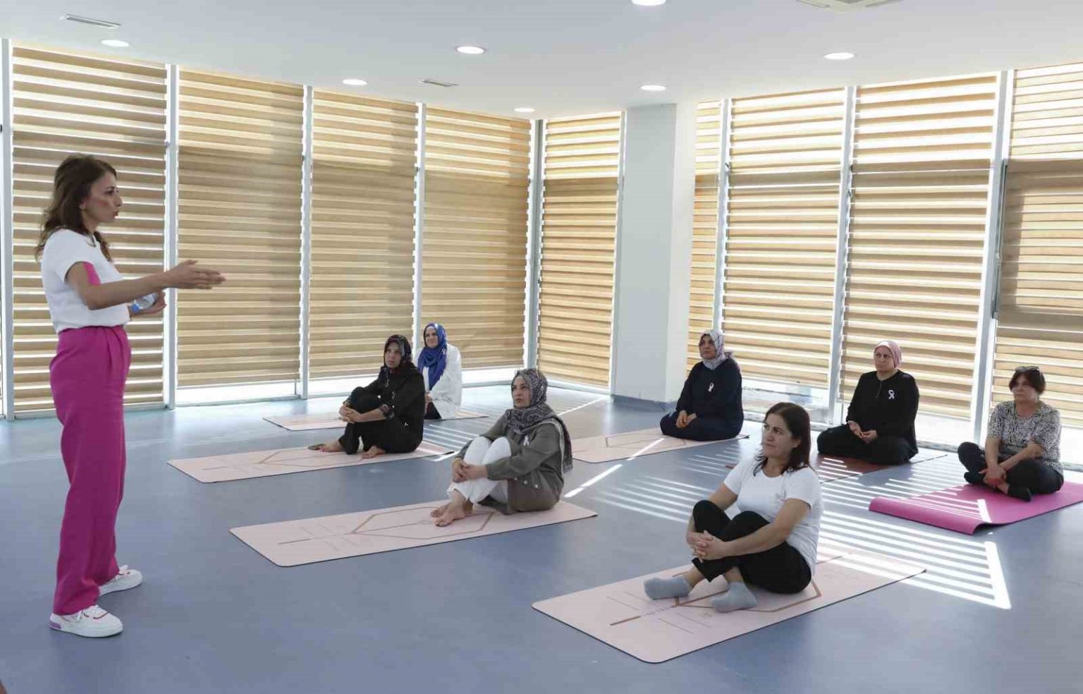 mersinde-meme-kanseri-farkindalik-etkinliginde-kadinlar-yoga-yapti