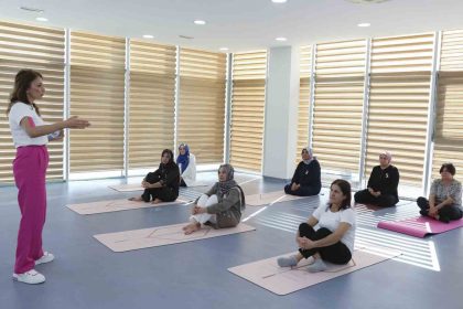 mersinde-meme-kanseri-farkindalik-etkinliginde-kadinlar-yoga-yapti