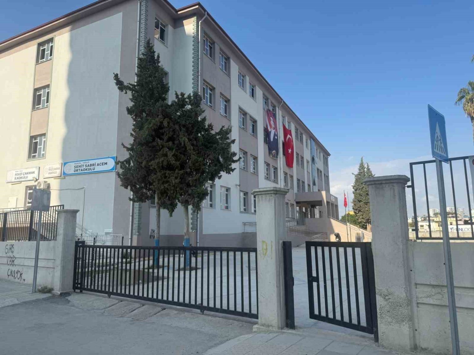 mersinde-okulda-gida-zehirlenmesi-suphesi-26-cocuk-hastaneye-sevk-edildi