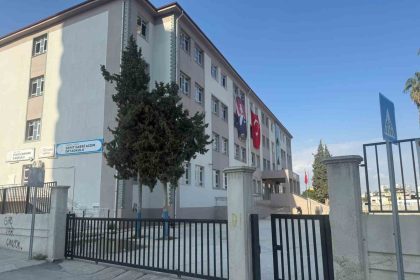 mersinde-okulda-gida-zehirlenmesi-suphesi-26-cocuk-hastaneye-sevk-edildi