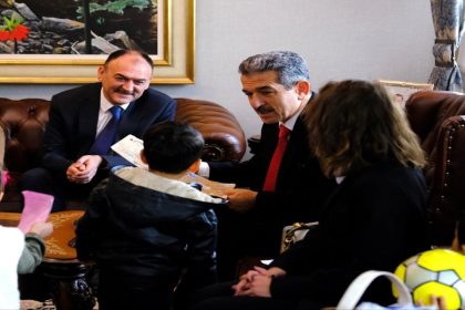 minik-eller-vali-ekiciye-sevgiyle-uzandi