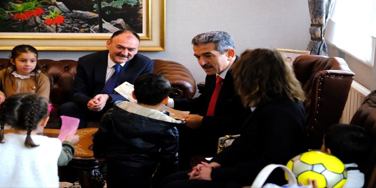 minik-eller-vali-ekiciye-sevgiyle-uzandi