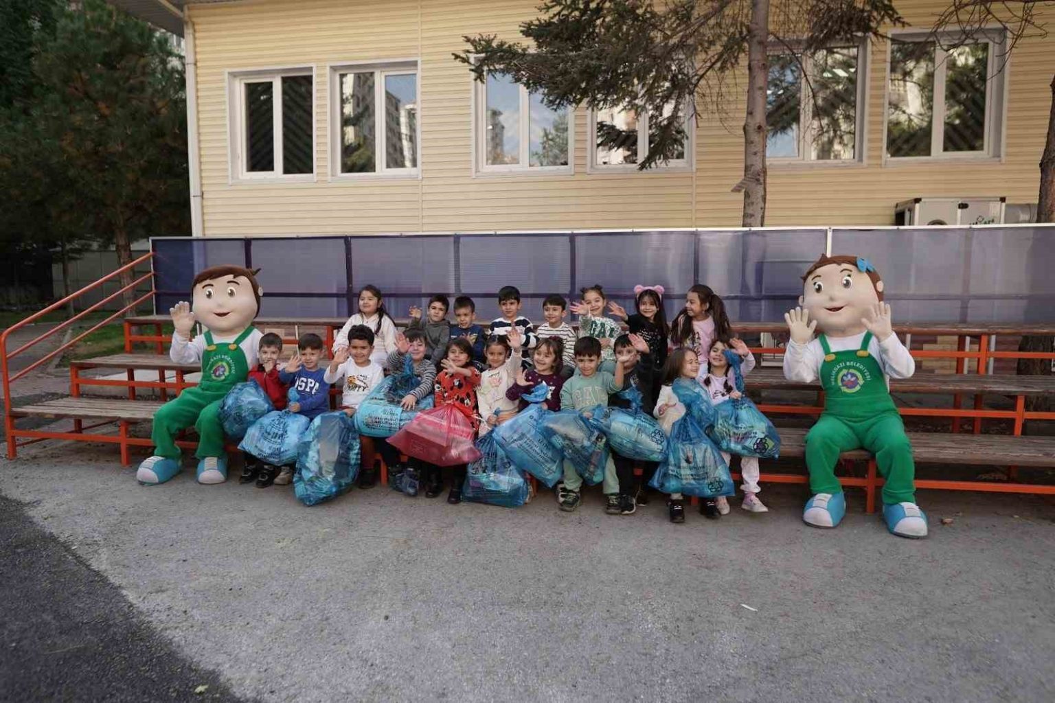 mobil-sifir-atik-toplama-ve-egitim-araci-ogrencilerin-ayagina-gidiyor